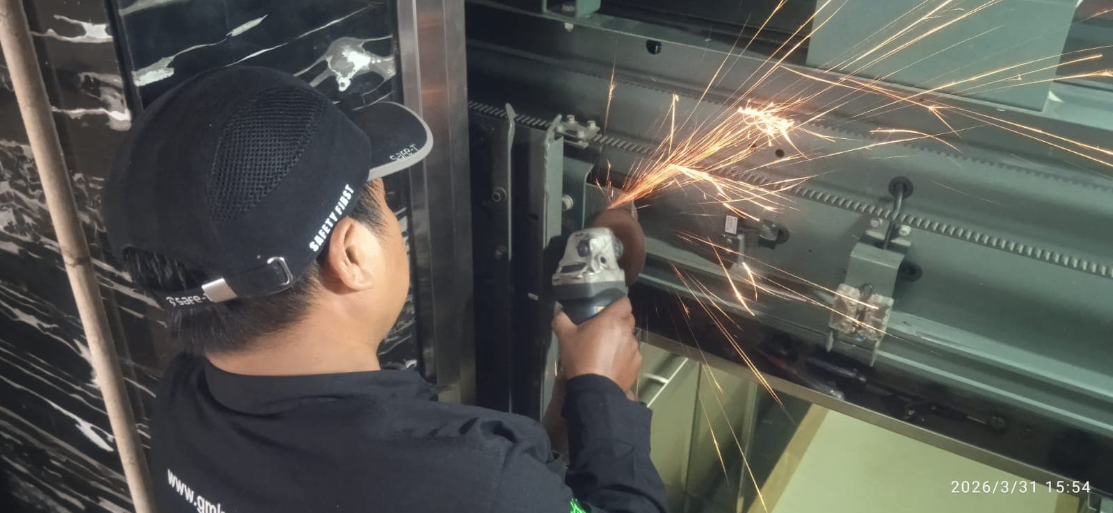 Safety Briefing Tim Teknisi Sebelum Kerja